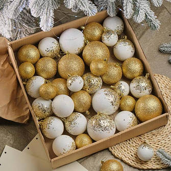 Новорічні подарункові набори іграшок на ялинку