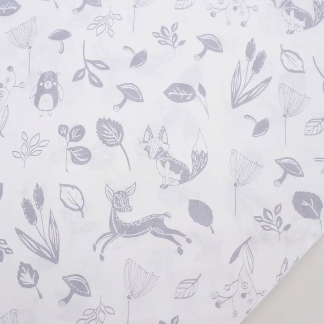 Тканина бязь "Маленькі лісові звірятка сірого кольору" на білому тлі № 1251, фото 1