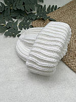 Белая теплая шапка крупной вязки с подворотом