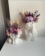 Декоративная ваза женский силуэт с фиолетовыми цветами