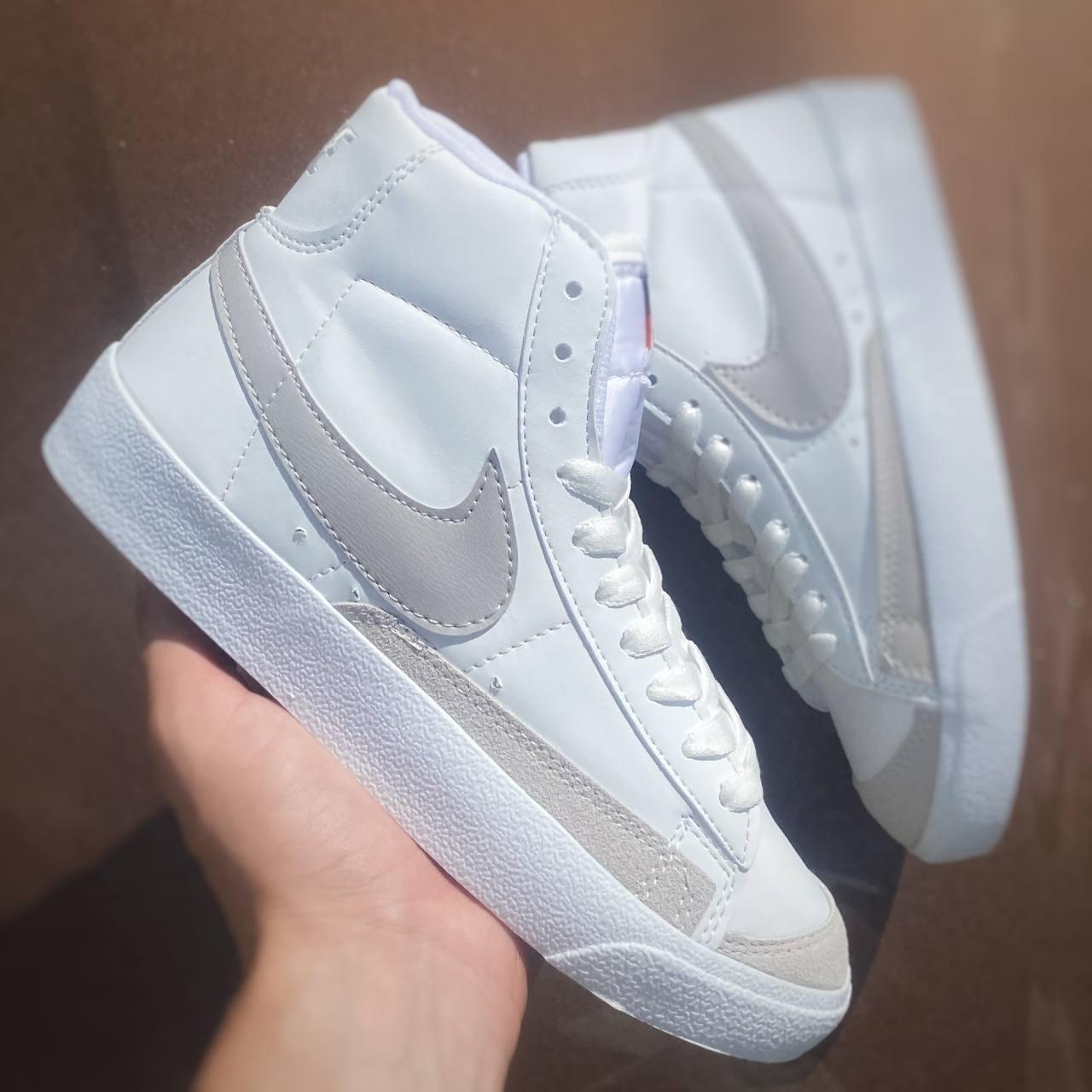 Стильні жіночі кросівки Nike Blazer Mid 77 white grey logo