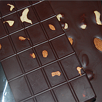 Горький Шоколад на меду 90 % какао ручной работы с орехами ассорти