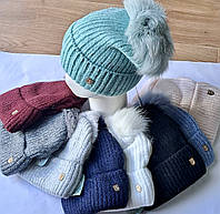 Зимова жіноча шапка з козирком