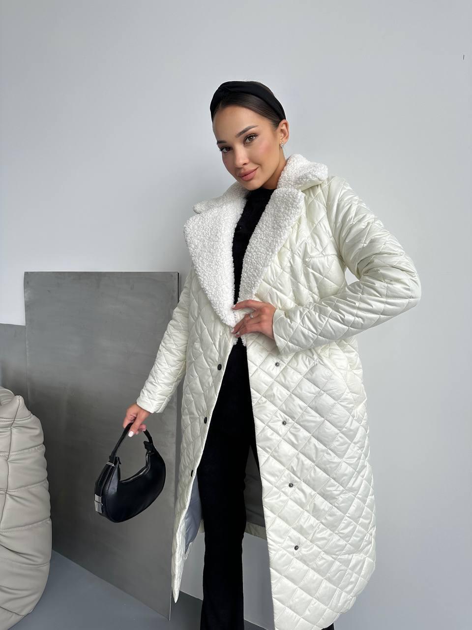 Жіноче стьобане зимове пальто на кнопках із поясом і декоративним штучним хутром (42-44,46-48), Молоко