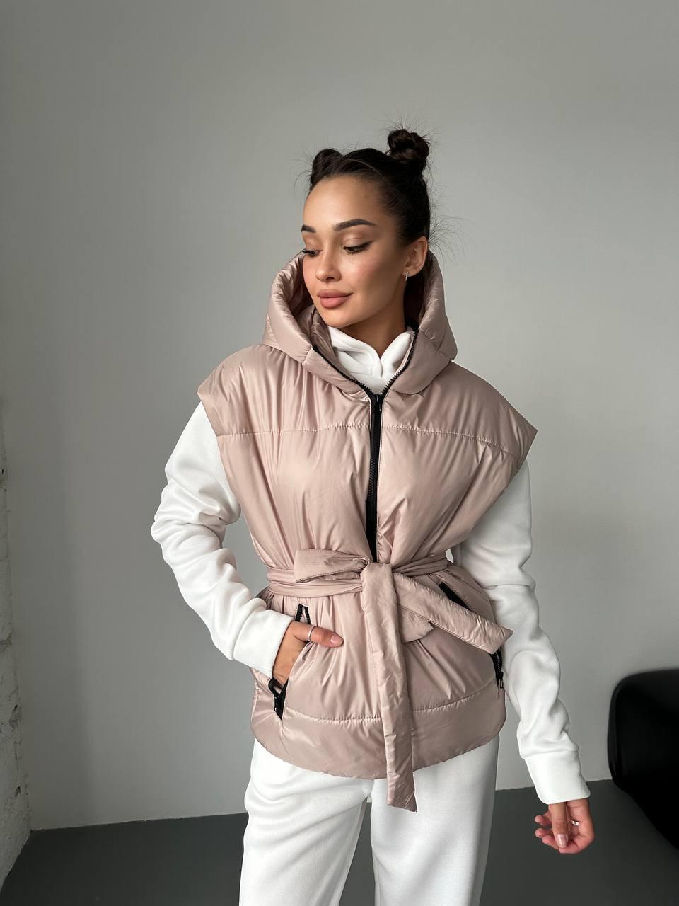 Стильний жіночий дутий жилет з капюшоном і поясом (Розміри 42-44,46-48,50-52), Бежевий, фото 1