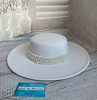 Бежевий широкополий капелюх із перловими намистинами