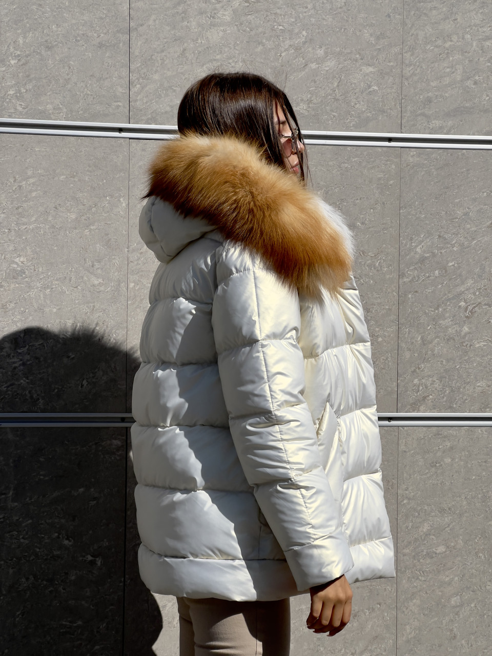 Зимова біла жіноча коротка тепла куртка з натуральним хутром на холлофайбері, фото 1