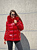 Яскрава жіноча зимова червона коротка куртка з розкішним натуральним хутром, фото 2