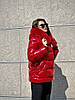 Яскрава жіноча зимова червона коротка куртка з розкішним натуральним хутром, фото 3