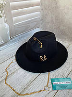 Чорний капелюх федора з ланцюжком та декором