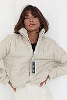 Короткая демисезонная женская куртка на молнии бежевого цвета. Модель 00009