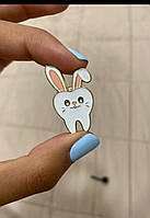 Брошь брошка пин значок зуб зубы зубик кролик зайка заяц золотистый металл
