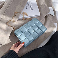 Женская маленькая классическая сумка клатч на цепочке голубая