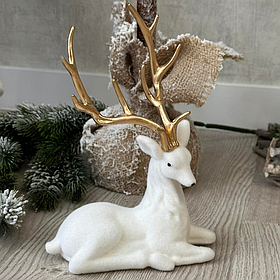 Новорічна фігурка Олень із золотими рогами 21см флокове покриття