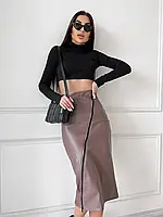 Жіноча спідниця бежевого кольору з екошкіри з розрізом по всій довжині