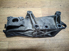 Кронштейн двигуна правий (верхній, правий) Renault Trafic, Opel Vivaro 2.5, 2003-2014, 8200526444 (Б/У)