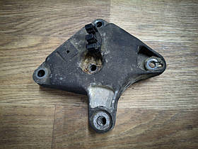 Кронштейн двигуна правий (верхній, правий) Renault Trafic, Opel Vivaro 2.5, 2003-2014, 8200426803 (Б/У)