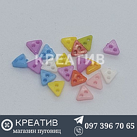 Пуговица детская пластиковая 10р 6мм цветные треугольники на 2 прокола 100шт (2$)