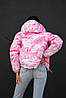 Практична жіноча куртка-пуховик з капюшоном плащівка на утеплювачі модні принти Gsa2526, фото 7