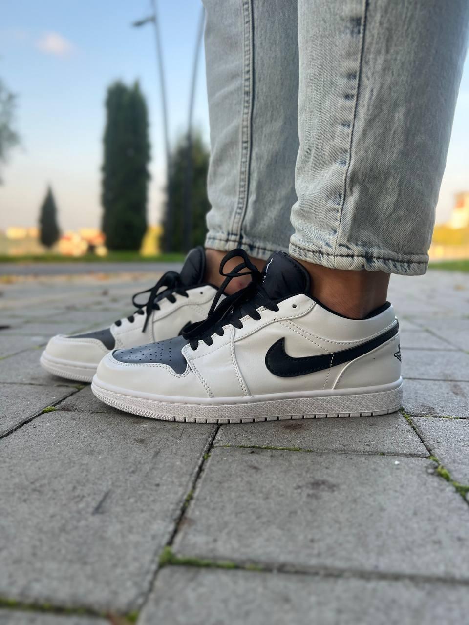 Jordan 1 low store white and black