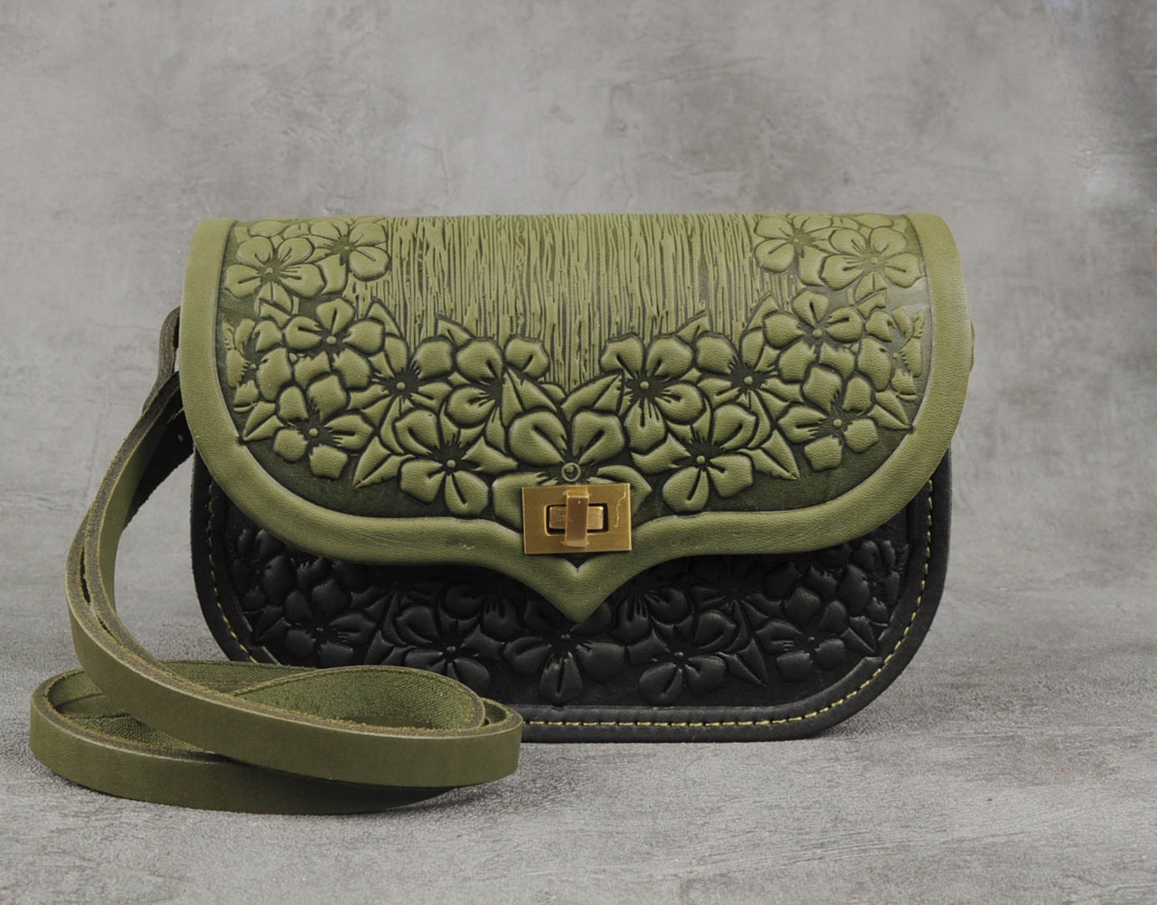 Шкіряна жіноча міні-сумочка з тисненим орнаментом "Барвінок" оливково-чорного кольору, 20×14×6 см, фото 1