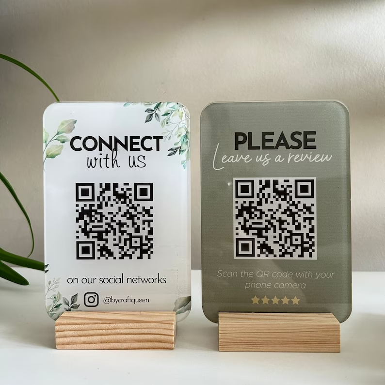 Табличка з QR-кодом на дерев'яній підставці ACRY А6 105х150х40 мм із різними колірними варіантами