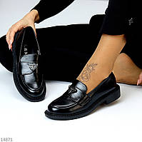 Актуальные черные туфли лоферы современный дизайн с декором