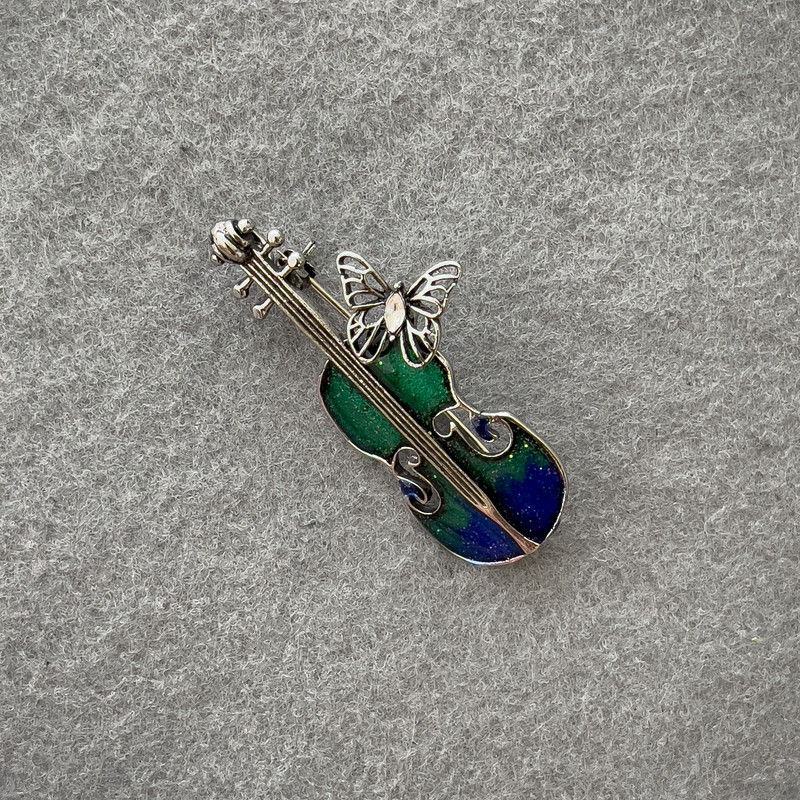 Брошка Скрипка блакитна та синя емаль із блискітками срібний метал 47х24мм+-купити біжутерію гуртом в інтернеті