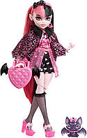 Модна лялька Monster High Дракулаура з рожевим та чорним волоссям, фірмовим зовнішнім виглядом та аксесуарами