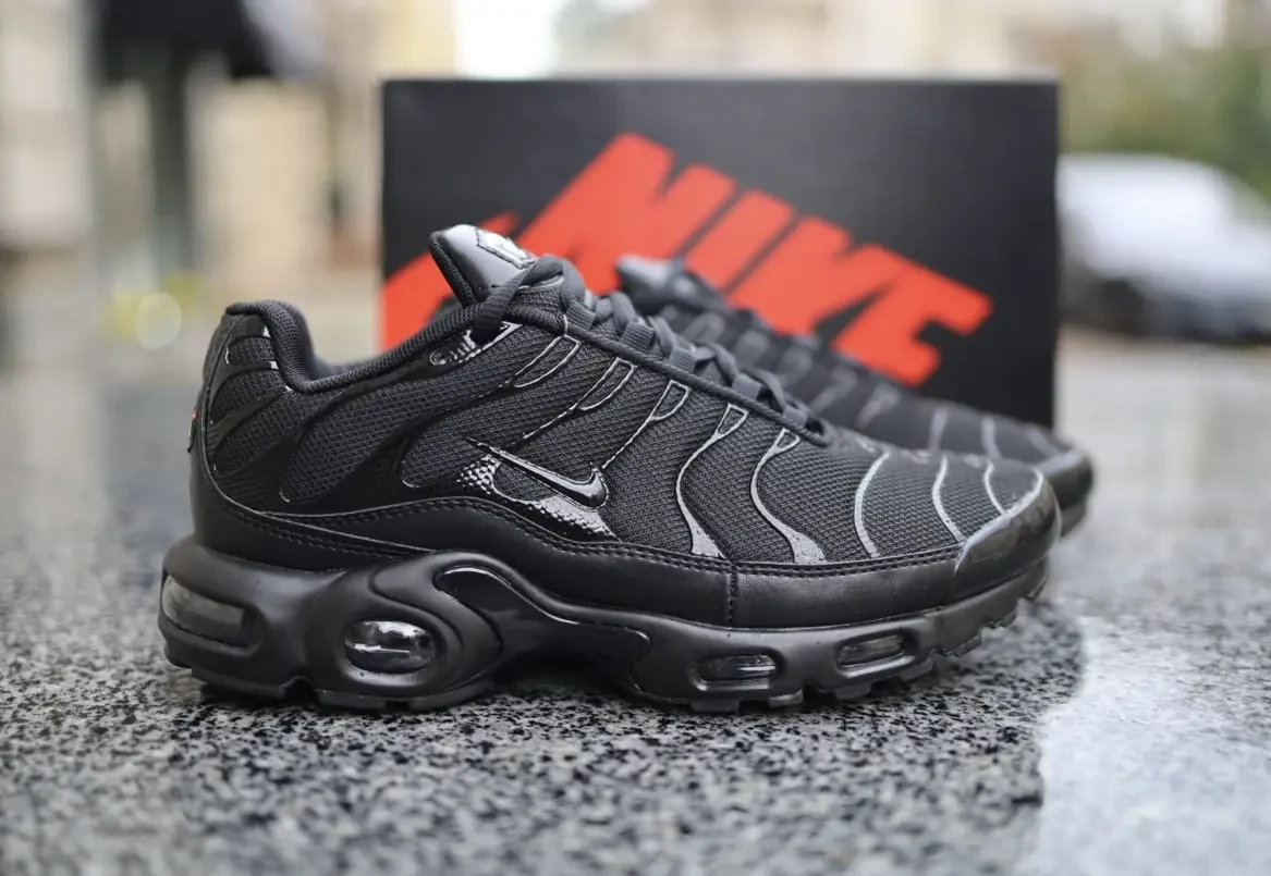 Чоловічі кросівки Nike Air Max Plus TN Black Взуття Найк Аір Макс ТН Плюс чорні осінні