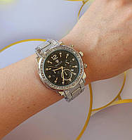 Жіночий наручний годинник на ремінці.