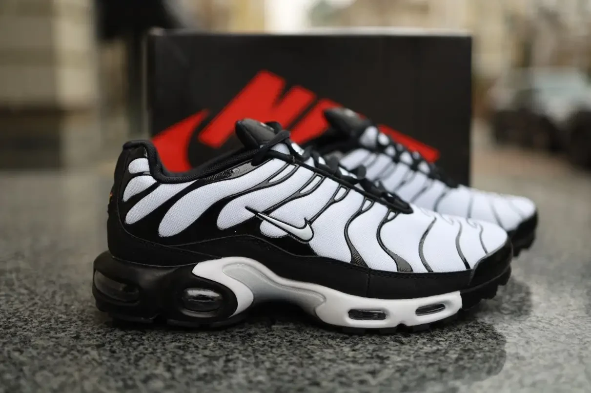 Чоловічі кросівки Nike Air Max Plus TN Mens White Black Взуття Найк Аir Макс ТН Плюс білі з чорним текстильні 40 41 42 43 44 45 46