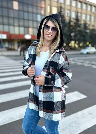 Тепла довга жіноча сорочка оверсайз у клітку з капюшоном чорно-коричнева, фото 1