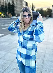 Тепла довга жіноча сорочка оверсайз у клітку з капюшоном синьо-сіра