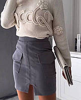 Женская замшевая юбка мини оригинального кроя с накладными карманами спереди