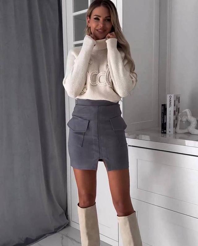 Женская замшевая юбка мини оригинального кроя с накладными карманами спереди