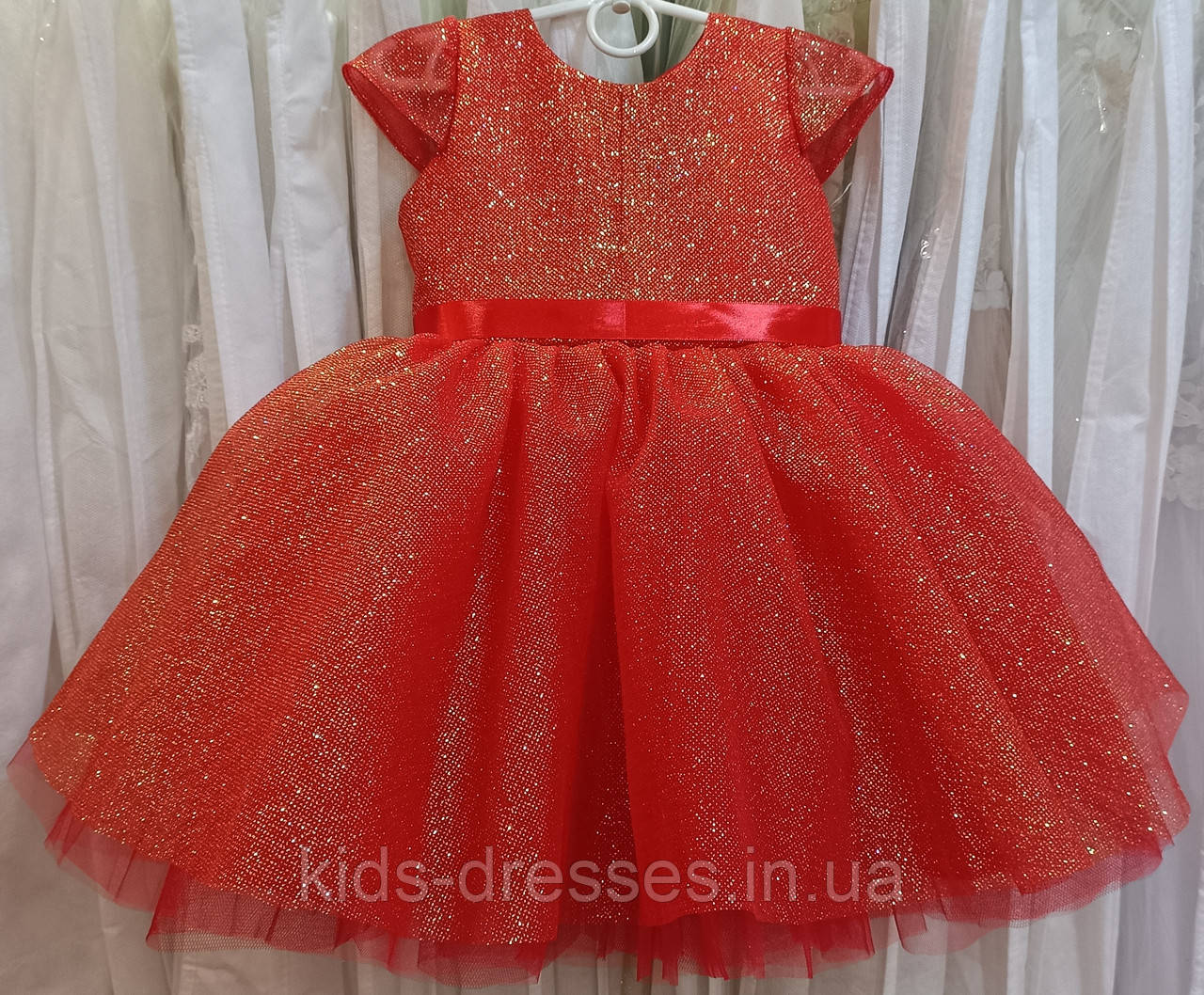 Блискуча червона ошатна дитяча сукня з коротким рукавчиком на 1-2 рочки