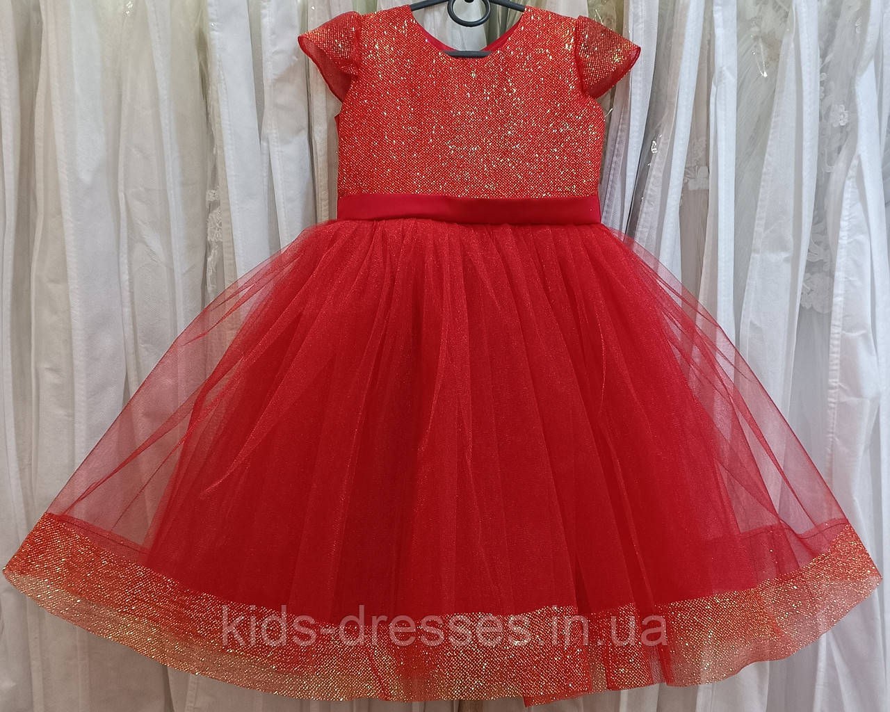 Блискуча червона ошатна дитяча сукня з коротким рукавчиком на 3-4 рочки