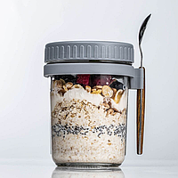 Прозрачная банка-стакан контейнер для завтраков с ложкой в комплекте