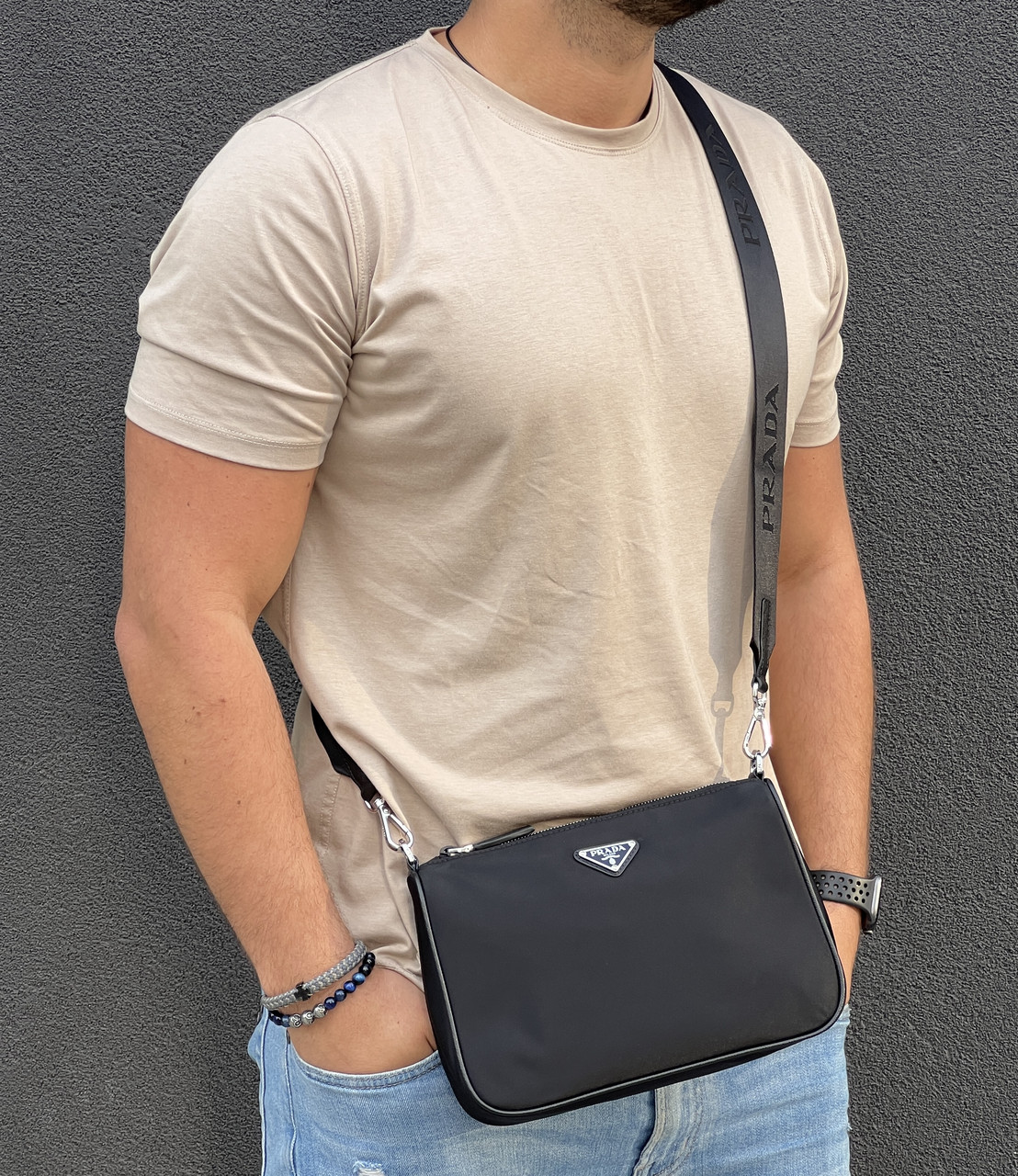 Сумка через плече з логотипом Prada чорна