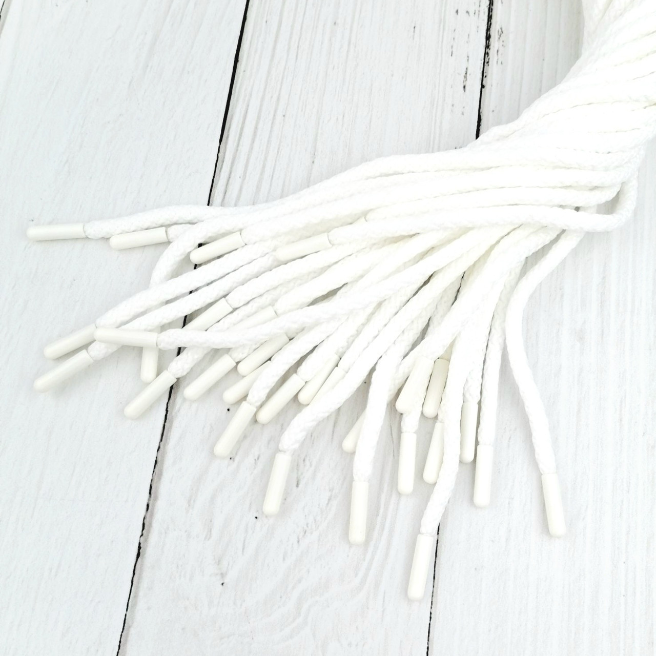 № 17. Шнур круглый БЕЛЫЙ ЗИГ с наполнителем, наконечник белый, 5мм (120см.)