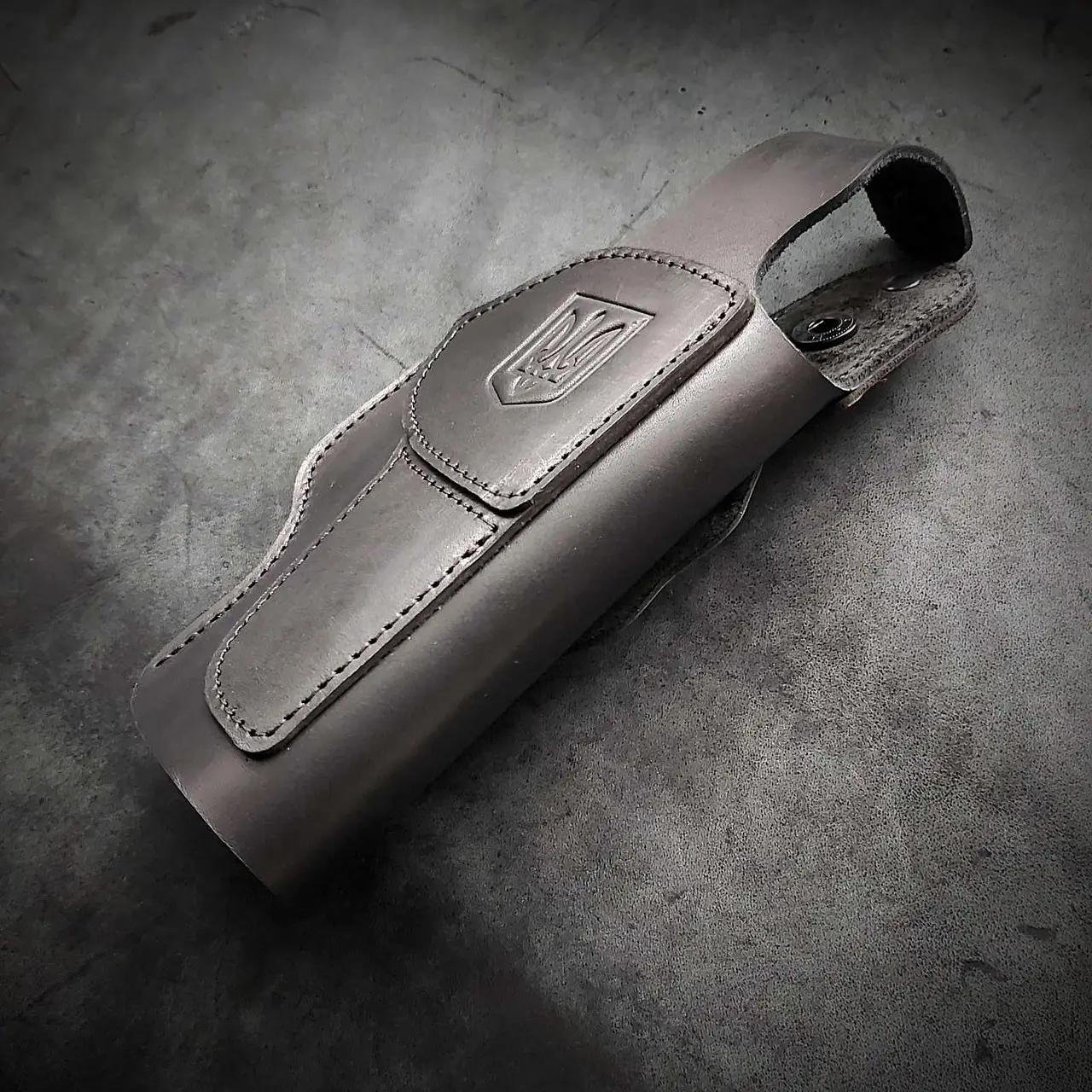 Кобура поясна для пістолета GLOCK 17, преміумшкіра. Чорна/оліва/коричнева. Тиснення «тризуб»