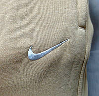 Мужские зимние тёплые спортивные штаны Nike песочного цвета трикотажные на флисе
