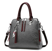Стильная женская сумка с брелком через плечо. Вместительная женская сумочка из эко кожи Серый Отличное