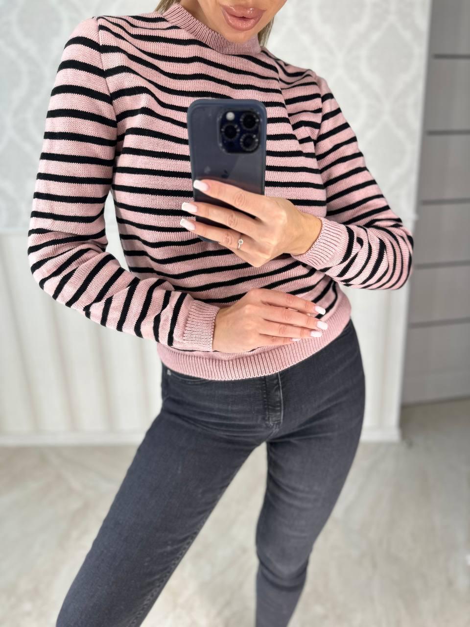 Женский теплый свитер, в полоску, прилегающий, пудра с черным - фото 1 - id-p1976005214
