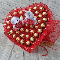 Конфетный букет из шоколада и игрушек подарок с конфетами ферреро роше для девушки женщины в форме сердца