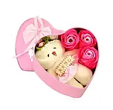 Коробка у формі серця РОЖЕВА з мильною квіткою з 3 трояндами 1 ведмедик, Мильні квіти, фото 2