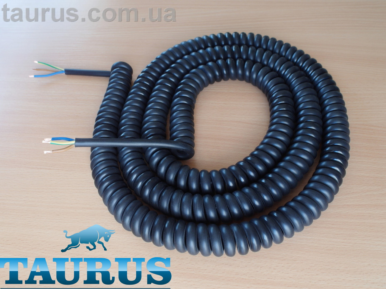 Кабель спіральний чорний ThermoPulse Power Black 3х1.5; Довжина 2 м/ розтяг до 12м. Потужність до 3500W. Мідь