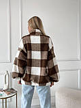 Затишна тепла жіноча кофта-хустка на змійці в карту хутро Тедді коричнево-біла, фото 7