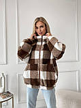 Затишна тепла жіноча кофта-хустка на змійці в карту хутро Тедді коричнево-біла, фото 2